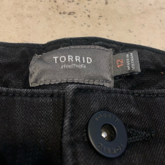T Torrid Black Denim High Rise Button Fly Frayed Hem Shorts Size 12 - Picture 6 of 8